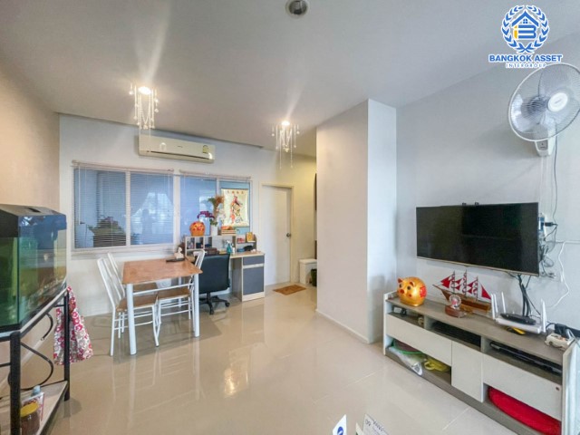 *****ทาวน์เฮ้าส์มือสองย่านกรุงเทพมหานคร ม.แฮปปี้วิลล์ เทิดราชัน-ดอนเมือง เนื้อที่ 17.9 ตร.ว. ฟังก์ชัน 3 ห้องนอน 2 ห้องน้ำ 2 ที่จอดรถ แถมฟรี! 2 เครื่องปรับอากาศ 1 เครื่องทำน้ำอุ่น บนทำเลเชื่อมต่อทั้งถ.วิภาวดี, ถ.สรงประภา, ถ.ศรีสมาน ใกล้สนามบินดอนเมือง รถไฟฟ้าสายสีแดง "สถานีดอนเมือง" และทางด่วน "ศรีสมาน"